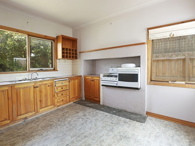 24 Wyuna Parade, Belmont VIC 3216