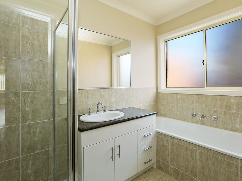 2/17 Laura Avenue, Belmont VIC 3216