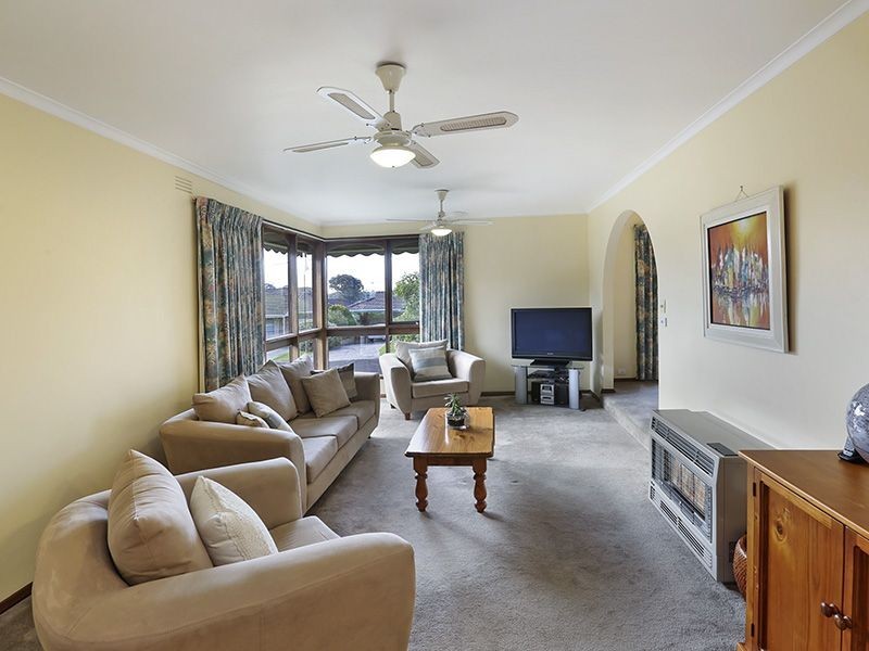 8 Tarring Court, Highton VIC 3216