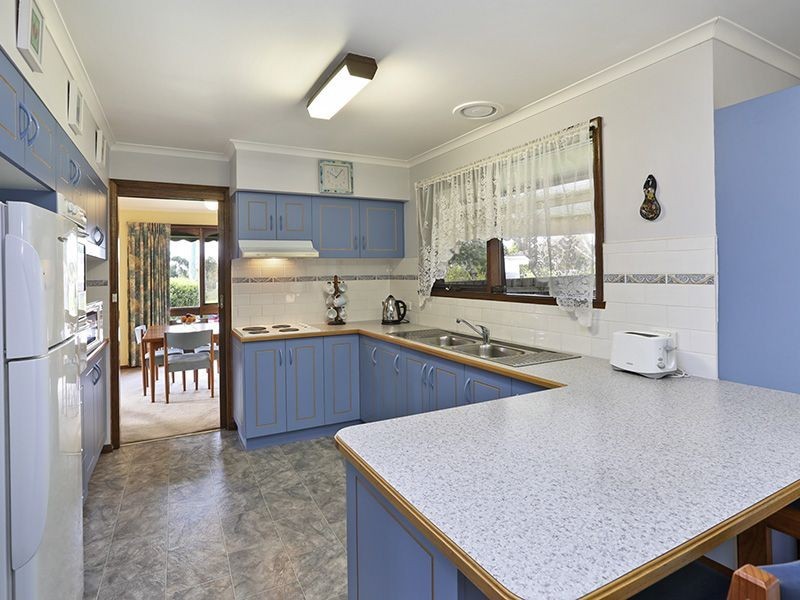 8 Tarring Court, Highton VIC 3216