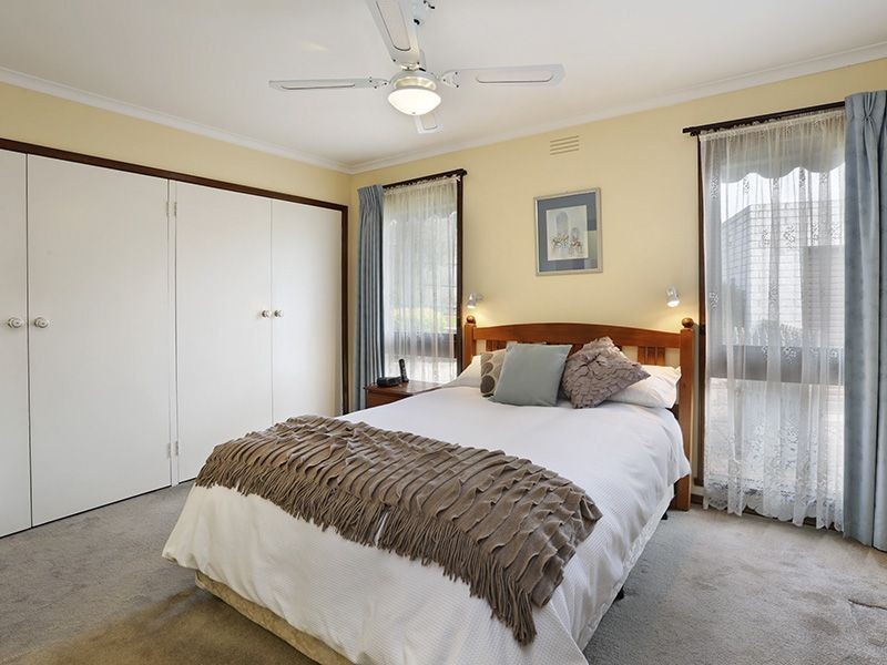 8 Tarring Court, Highton VIC 3216