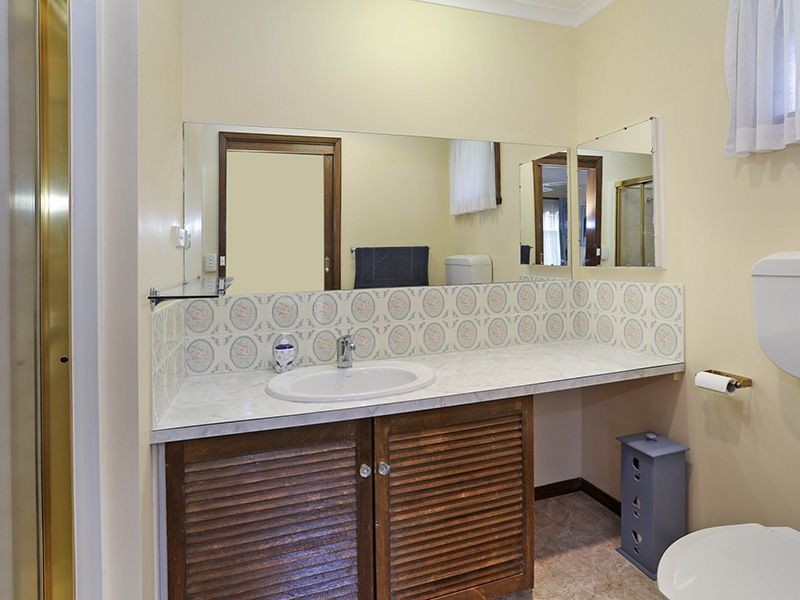 8 Tarring Court, Highton VIC 3216