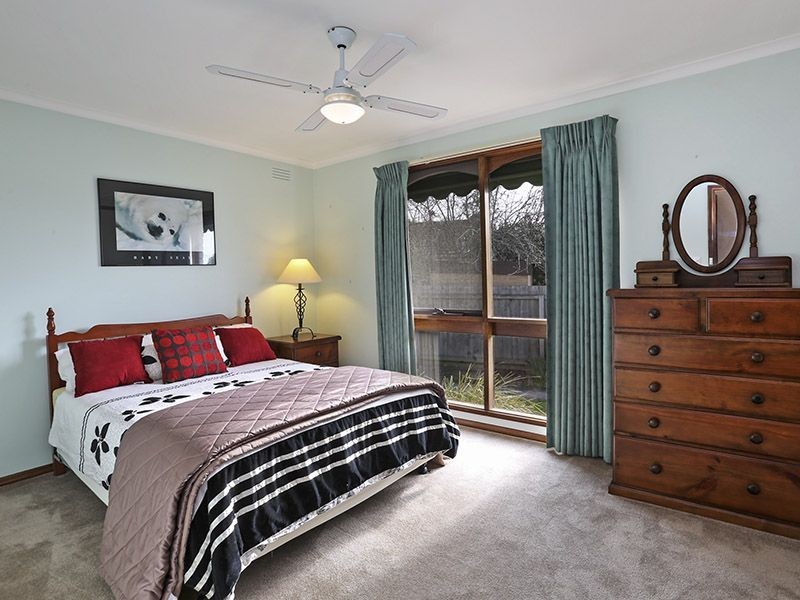 8 Tarring Court, Highton VIC 3216