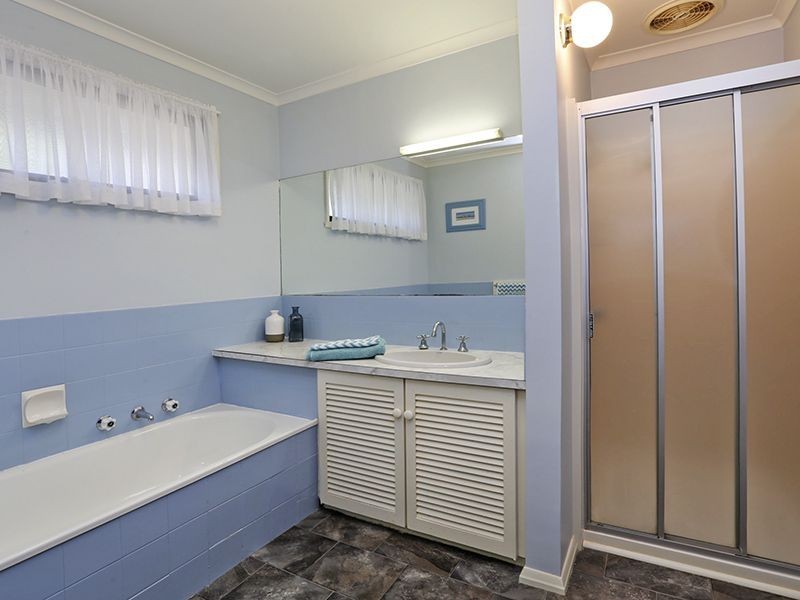 8 Tarring Court, Highton VIC 3216