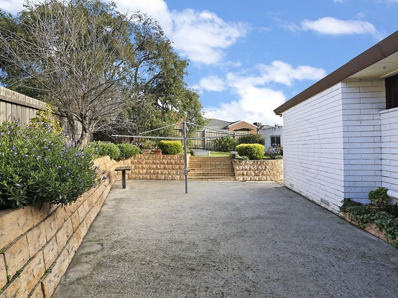 8 Tarring Court, Highton VIC 3216
