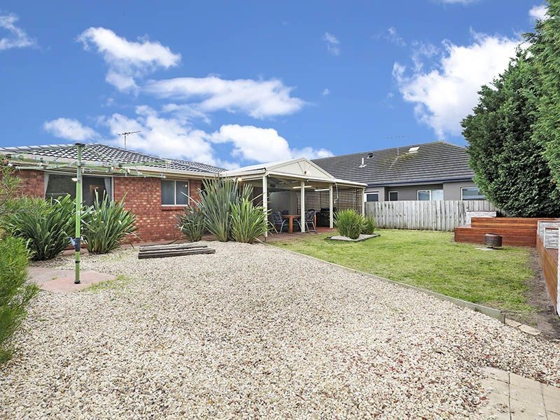 2 McQuinn Close, Lovely Banks VIC 3221