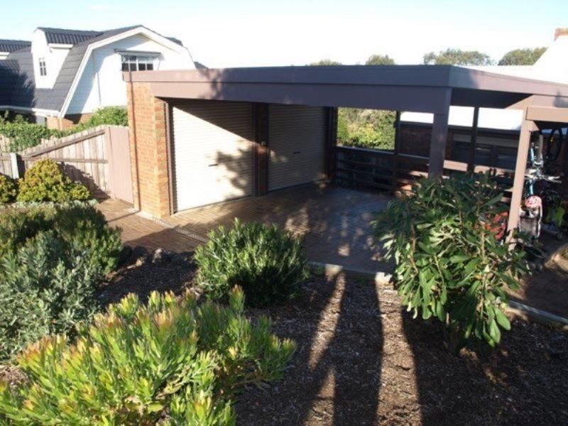 33 Lansell Drive, Highton VIC 3216