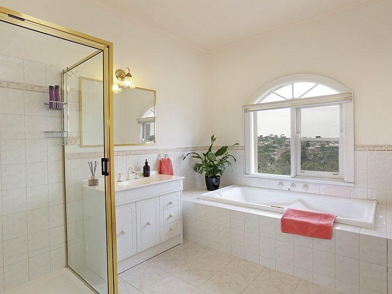 10 Pinnacle Close, Highton VIC 3216