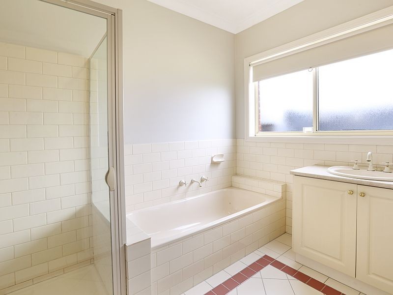 2/2 Glengate Street, Hamlyn Heights VIC 3215