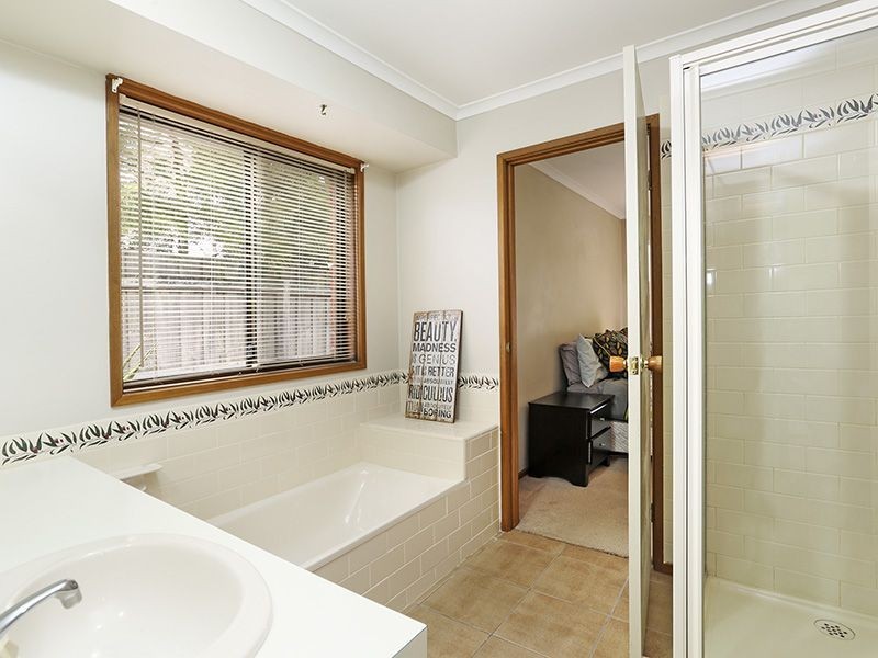 9 Cernan Court, Whittington VIC 3219