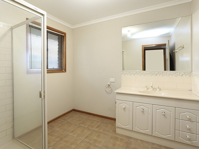 9 Cernan Court, Whittington VIC 3219