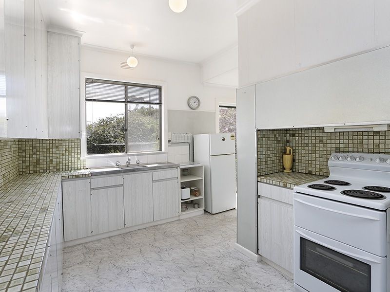 12 Roberts Road, Belmont VIC 3216