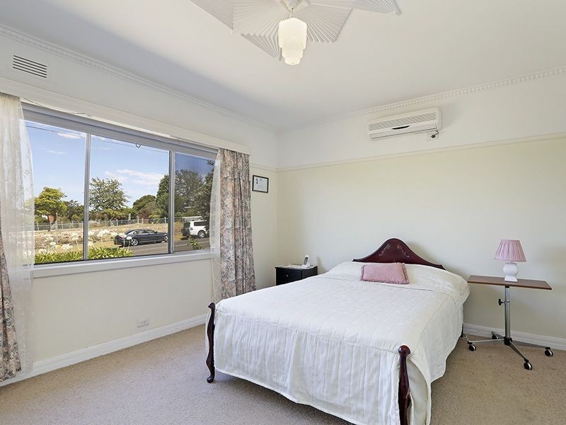 12 Roberts Road, Belmont VIC 3216