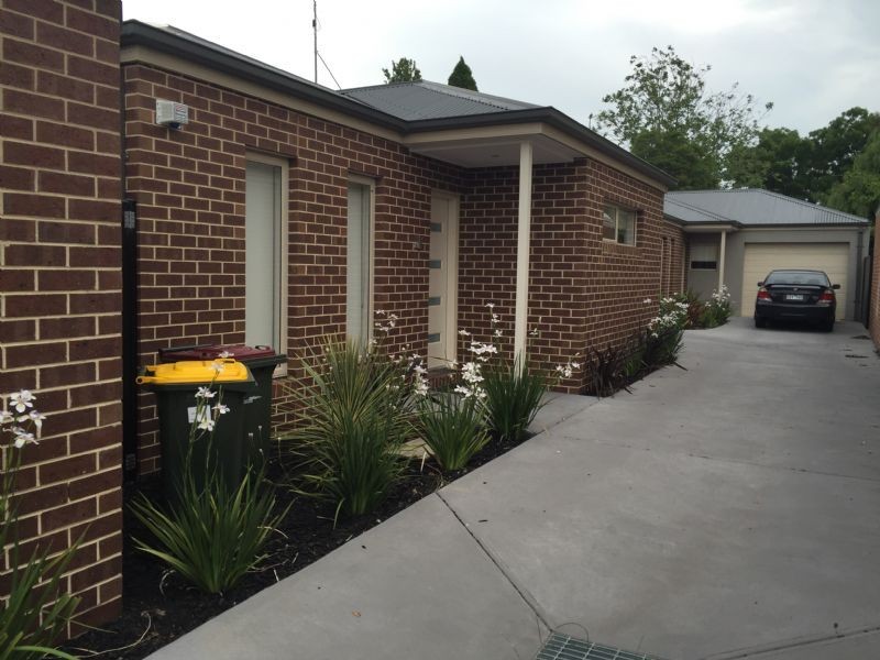 2/2 Hamilton Court, Breakwater VIC 3219