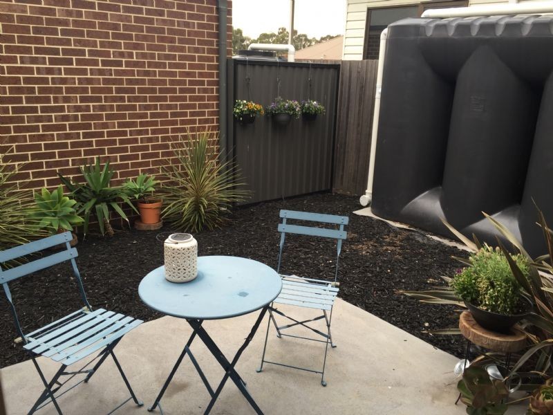 2/2 Hamilton Court, Breakwater VIC 3219