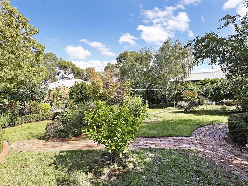 5 Augustine Drive, Highton VIC 3216