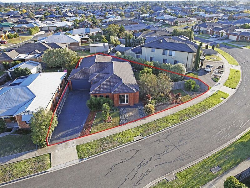 31-33 Paratone Crescent, St Albans Park VIC 3219