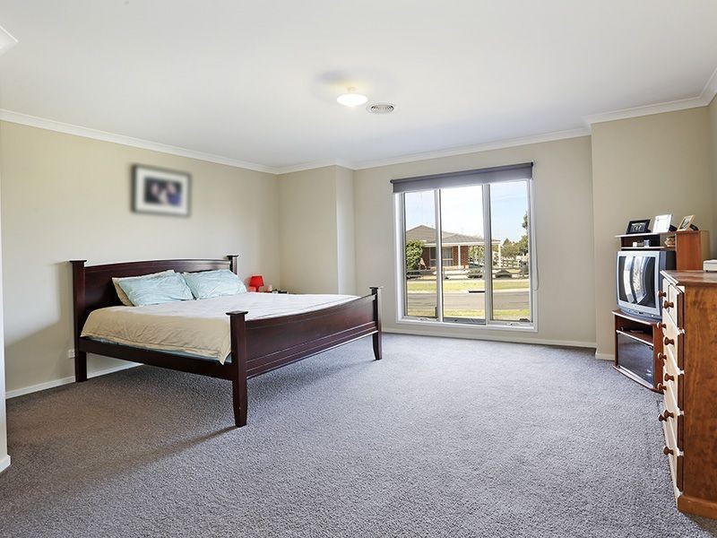 31-33 Paratone Crescent, St Albans Park VIC 3219