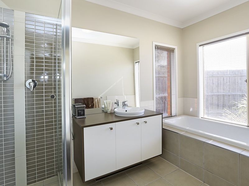 31-33 Paratone Crescent, St Albans Park VIC 3219