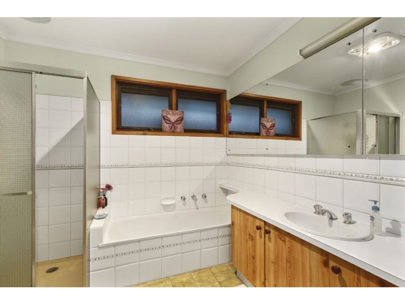 8 Avoca Way, Wantirna South VIC 3152