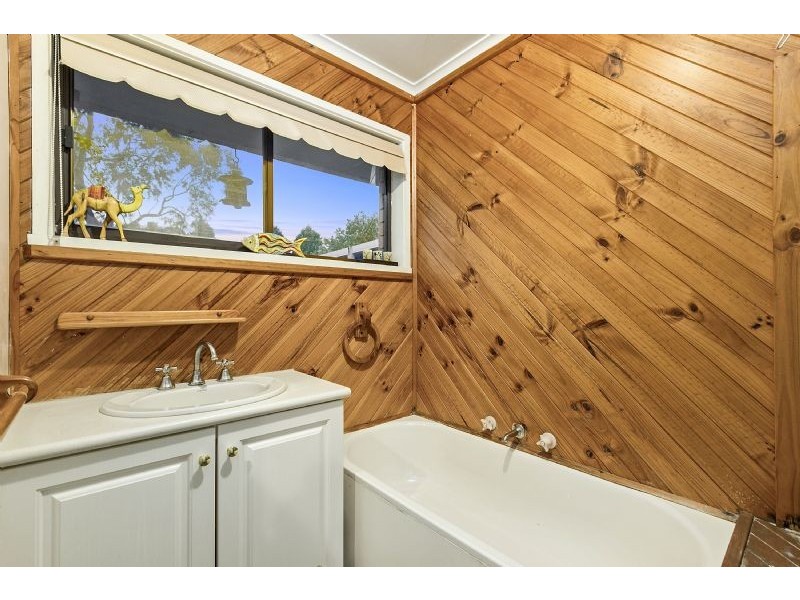 7 Winnifred Crescent, Knoxfield VIC 3180