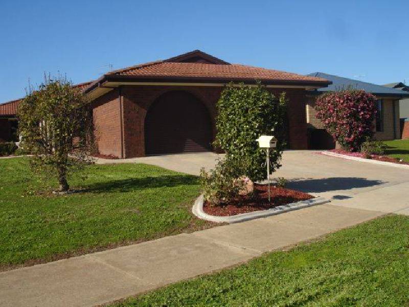 18 CARASELLE AVENUE, Wangaratta VIC 3677