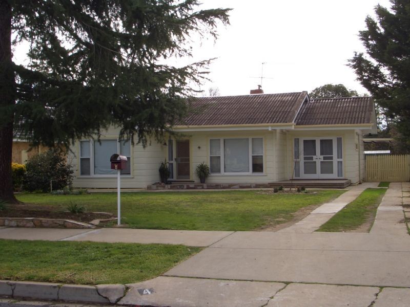 4 MEDOWRA AVENUE, Wangaratta VIC 3677