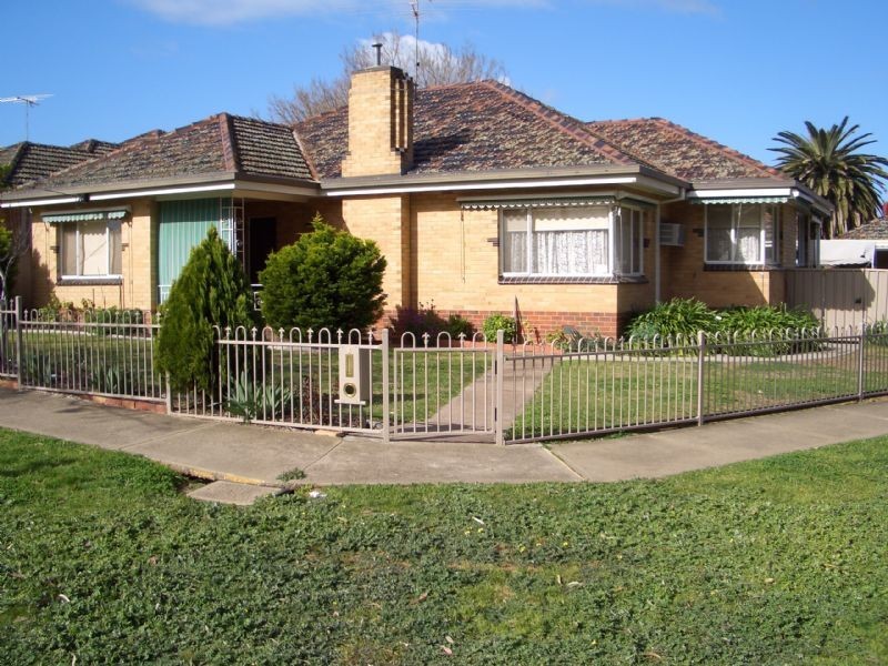 2 MOORE STREET, Wangaratta VIC 3677