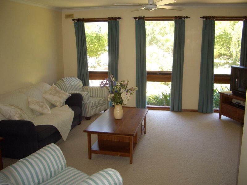 34 LAURISTON AVENUE , Milawa VIC 3678