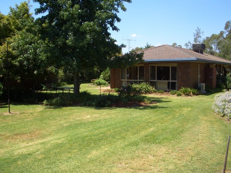 34 LAURISTON AVENUE , Milawa VIC 3678