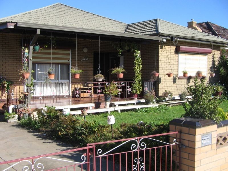 25 Erica Avenue, St Albans VIC 3021