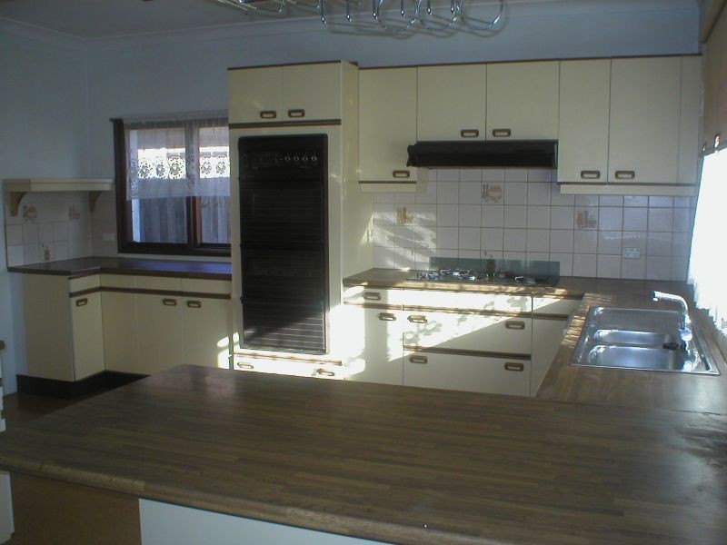 11 Avondale Avenue, St Albans VIC 3021