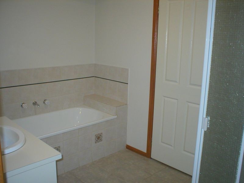 2/281 Sunshine Ave, Kealba VIC 3021