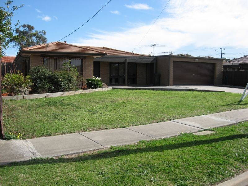 33 CAMELOT DRIVE, St Albans VIC 3021