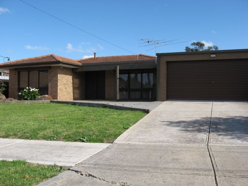 33 CAMELOT DRIVE, St Albans VIC 3021