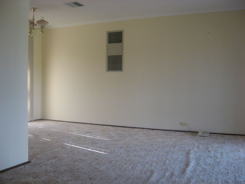 33 CAMELOT DRIVE, St Albans VIC 3021