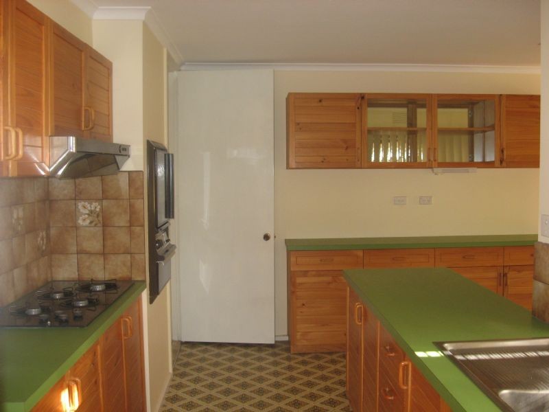 33 CAMELOT DRIVE, St Albans VIC 3021