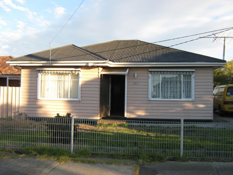 127 WILLIAM STREET, St Albans VIC 3021