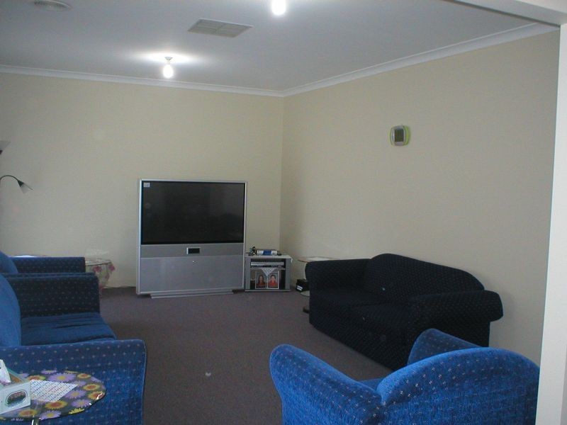 2/100 Neale Road, Albanvale VIC 3021