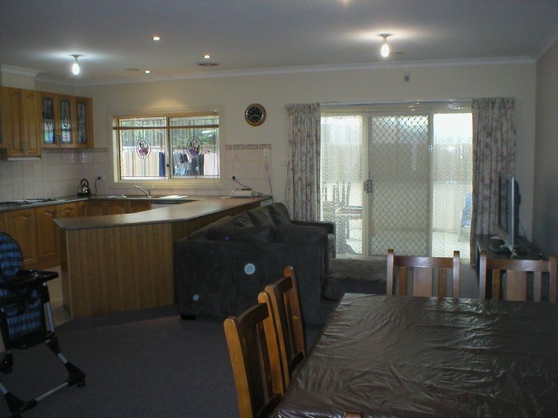 2/100 Neale Road, Albanvale VIC 3021