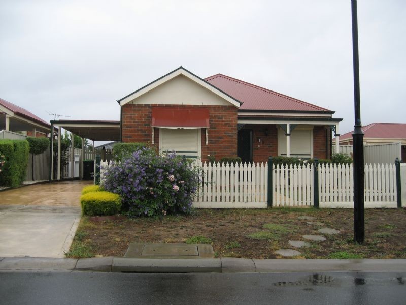 19  CASTLEMAINE WAY, Caroline Springs VIC 3023