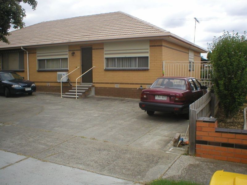 2/11 Waveney, St Albans VIC 3021