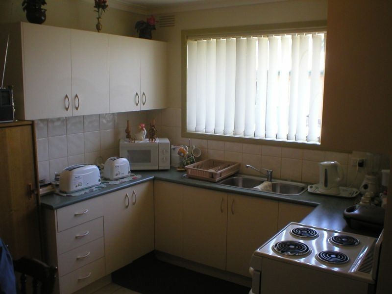 2/11 Waveney, St Albans VIC 3021