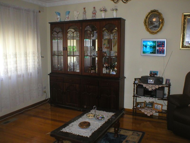 2/11 Waveney, St Albans VIC 3021