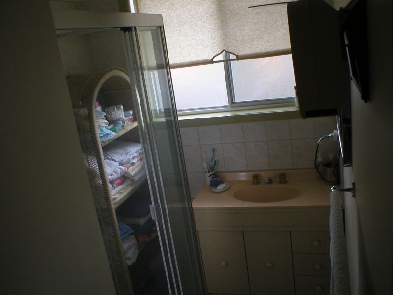 2/11 Waveney, St Albans VIC 3021