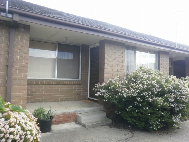 2/218 BIGGS STREET, St Albans VIC 3021