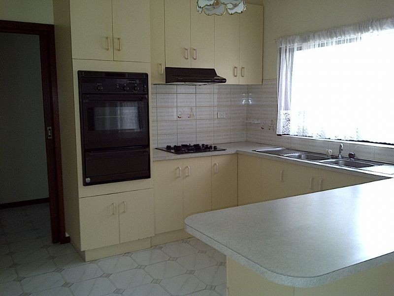 2/129 QUINN STREET, Deer Park VIC 3023