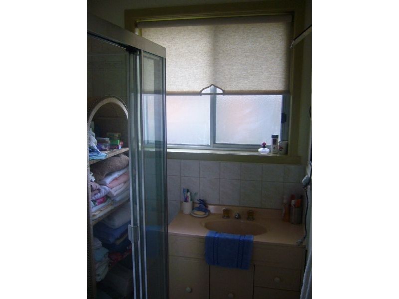 2/11 waveney street, St Albans VIC 3021