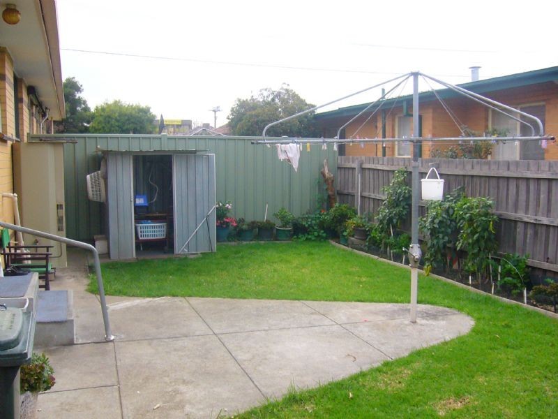 2/11 waveney street, St Albans VIC 3021
