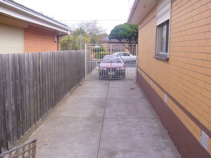2/11 waveney street, St Albans VIC 3021